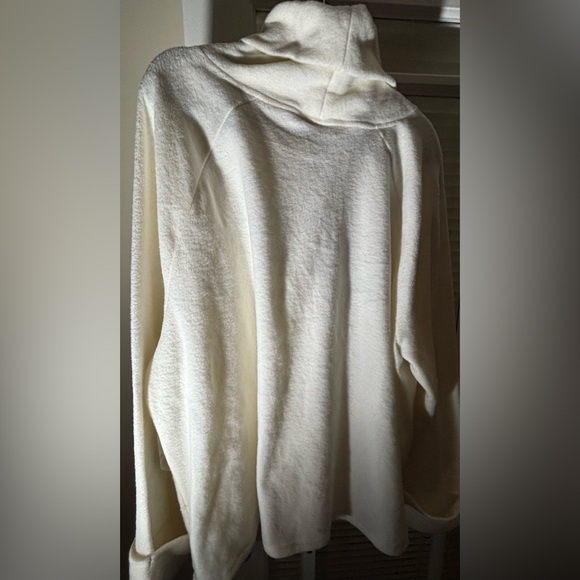 Stylus Soft Fluffy Turtle Neck Cuffed Sleeve Sweater-Size 3X - Picture 4 of 9
